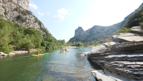 Menschen-Kanu--Und-Kajakfahren-Auf-Dem-Fluss-Hérault-Frankreich-Sommer-Sonniger-Tag-Canyon